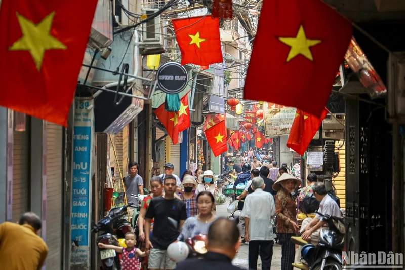 This year's National Reunification Day (April 30) and May Day (May 1) holiday lasts five days and is a great opportunity for Hanoi's tourism industry to deploy many unique activities, attracting domestic and foreign tourists.