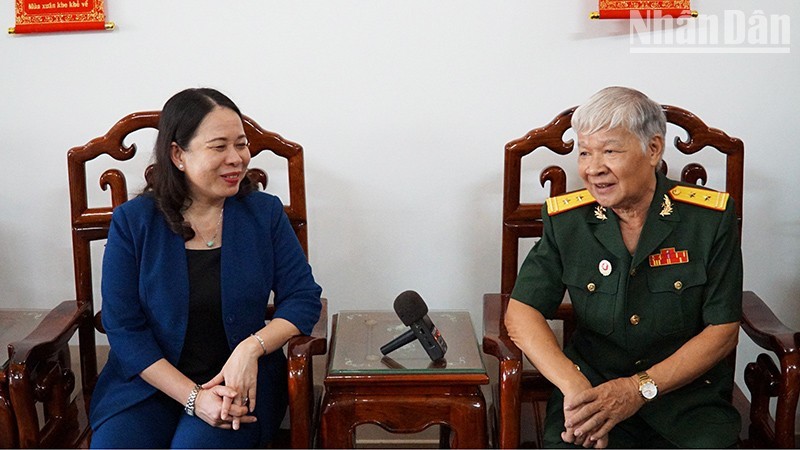 Acting President Vo Thi Anh Xuan visits veteran Tran Dinh Thi.