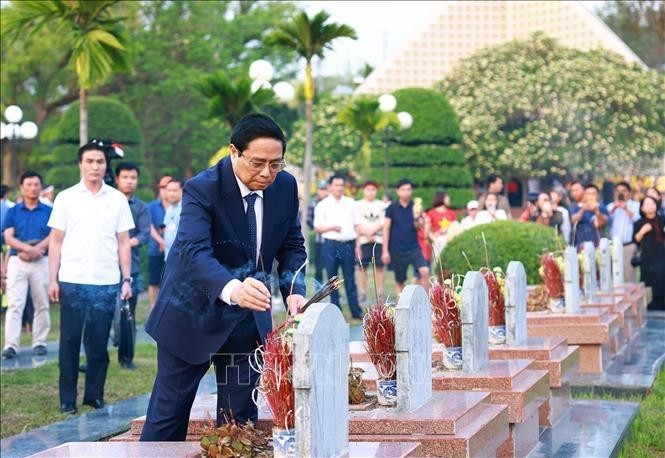 PM offers incense to fallen soldiers (Photo: VNA)