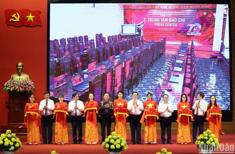 Delegates cut the ribbon to inaugurate the Press Centrecommemorating the 70th anniversary of the Dien Bien Phu Victory.