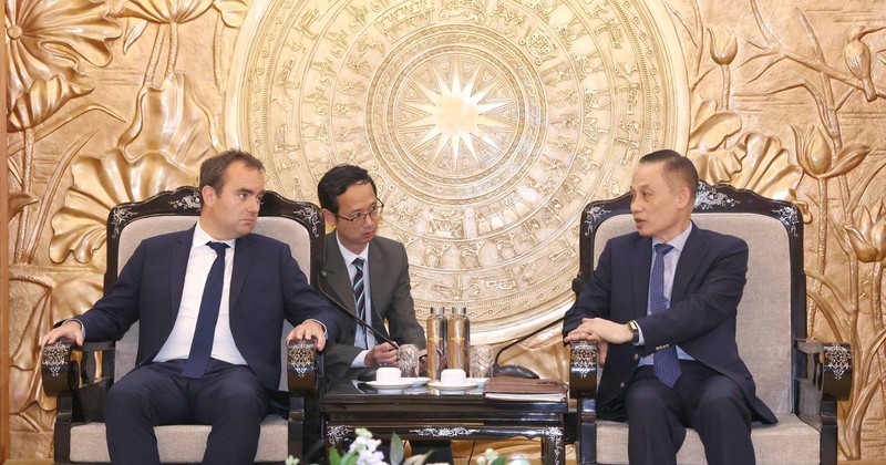 Head of the Party Central Committee’s Commission for External Relations Le Hoai Trung (R) and French Minister of the Armed Forces Sébastien Lecornu (Photo: VNA)