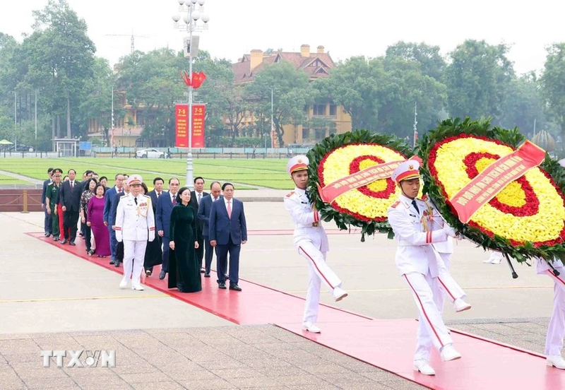 Representatives of the Party Central Committee, State, National Assembly, Government, and the Vietnam Fatherland Front Central Committee lay flowers at President Ho Chi Minh’s Mausoleum to pay tribute to the late leader. (Photo: VNA)