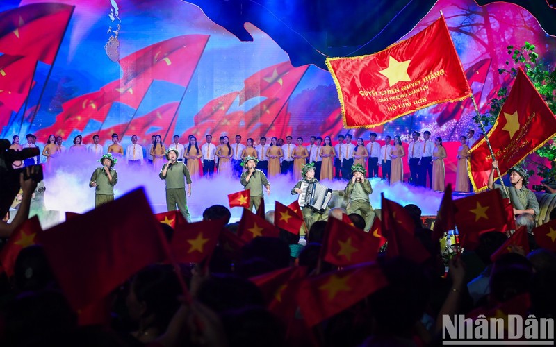 [In Pictures] Impressive moments of art programme marking Dien Bien Phu Victory in Dien Bien City