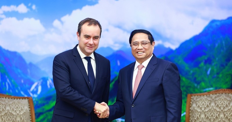 PM Pham Minh Chinh (right) receives French Minister of the Armed Forces Sebastien Lecornu in Hanoi on May 6. (Photo: VNA)