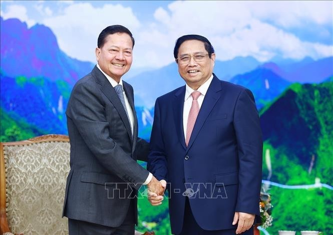 Prime Minister Pham Minh Chinh (R) and visiting Cambodian Deputy Prime Minister Neth Savoeun at their meeting in Hanoi on May 6. (Photo: VNA)