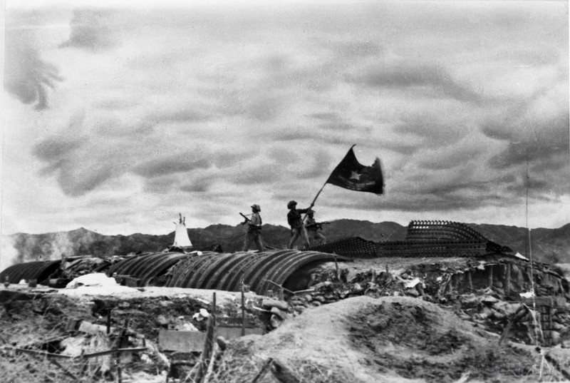 On May 7, 1954, the entire group of enemy strongholds at Dien Bien Phu were destroyed by Vietnamese soldiers' troops, the "Determined to fight, determined to win" flag was flying on top of the bunker of French General de Castries on May 7, 1954. (Photo: VNA)