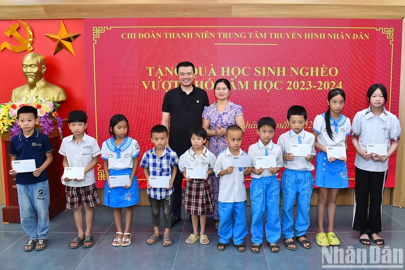 As the highlight of the programme, the delegation presents gifts to poor students who overcame difficulties in 2024 in Anh Son District, Nghe An Province.