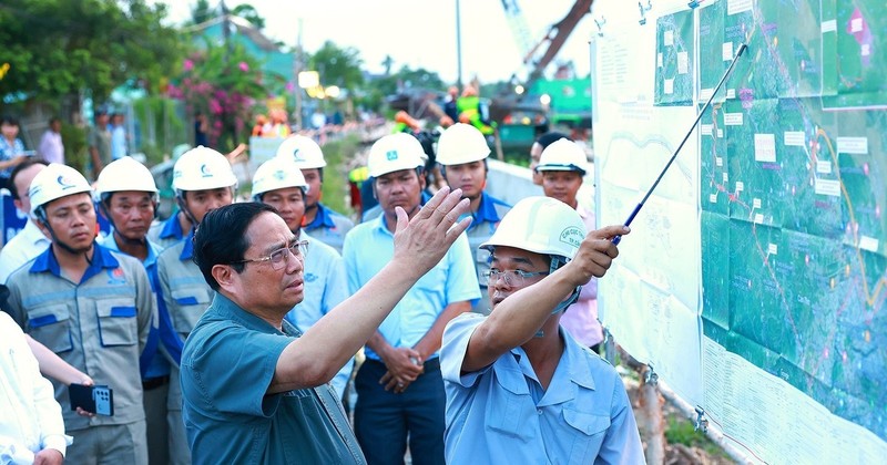 Prime Minister Pham Minh Chinh is reported with the progress of the anti-erosion embankment project on the Tra Noc River in Binh Thuy district, Can Tho city on May 12. (Photo: VNA)