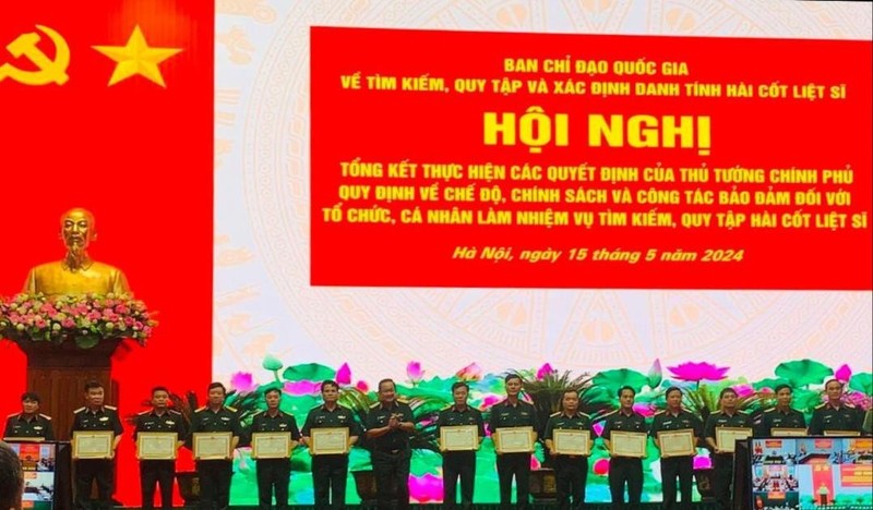 Organisations and individuals are honoured for their excellent contributions to implementing and ensuring policies for organisations and people participating in the search and repatriation work. (Photo: hanoimoi.vn)