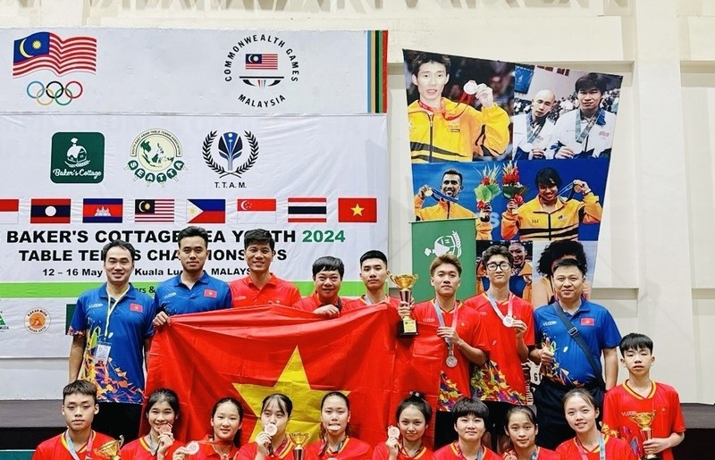 Vietnamese players pose with their medals at the ongoing Southeast Asian Youth Table Tennis Championship in Kuala Lumpur, Malaysia. (Photo: thethaoplus.vn)