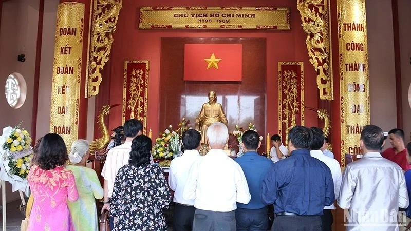 A ceremony to mark the 134th birth anniversary of President Ho Chi Minh in Laos. Photo: TRINH DUNG