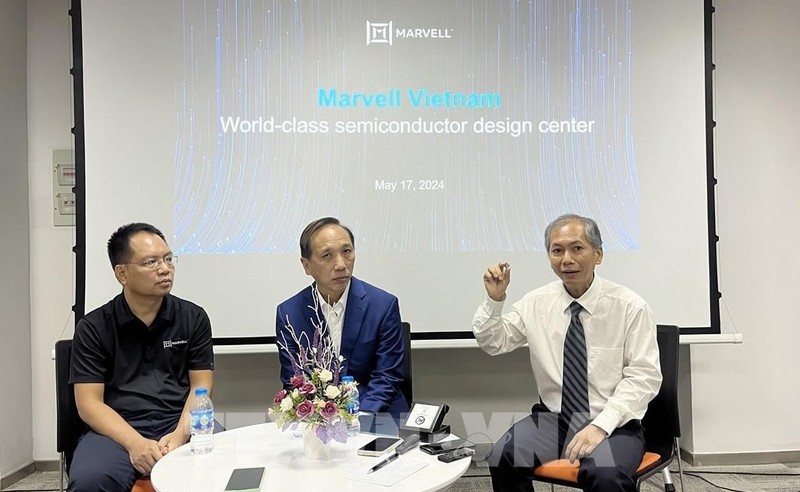 A Marvell representative introduces the firm's products (Photo: VNA)