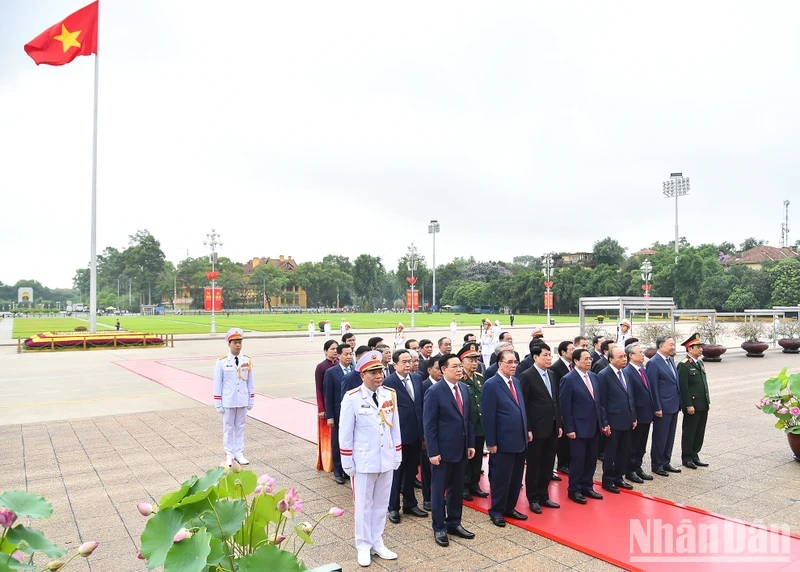 The leaders and former leaders of the Party and State pay tribute to President Ho Chi Minh.