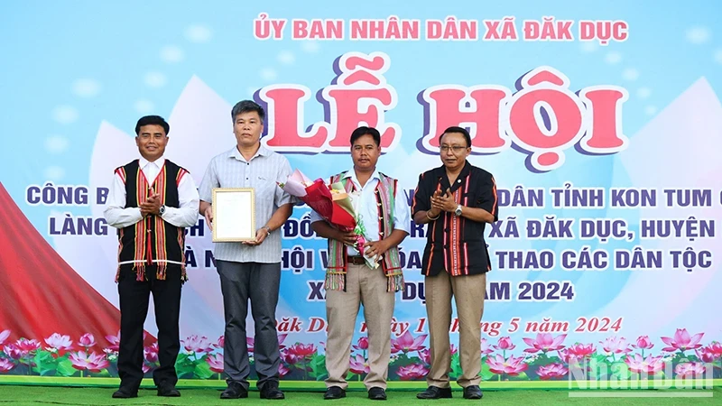 At the ceremony to announce the recognition of community tourism in Dak Rang Village 