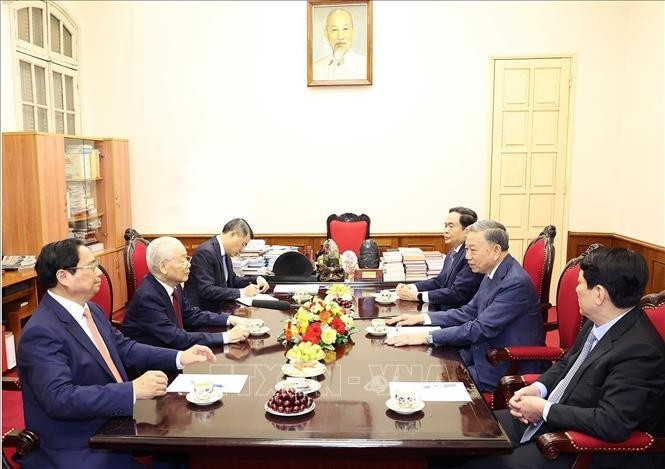 Party General Secretary Nguyen Phu Trong has a working session with key leaders on May 18 (Photo: VNA)