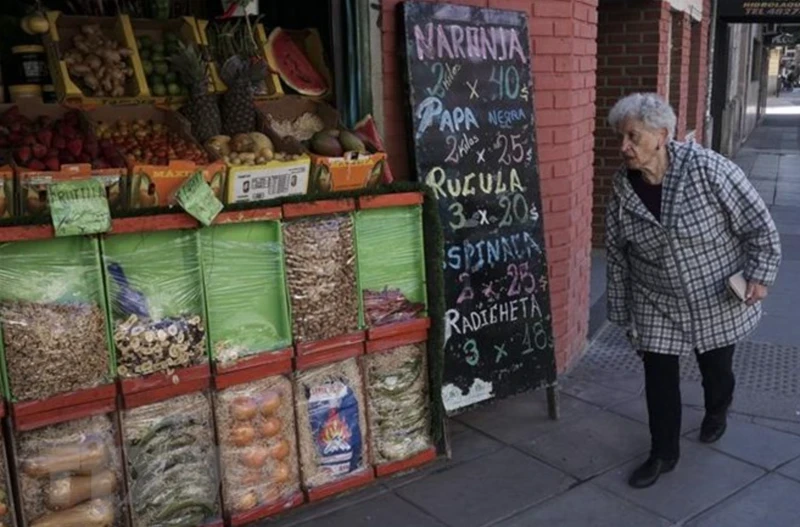 Shoppers browses at a store in Buenos Aires, Argentina. (Photo: AFP/TTXVN)