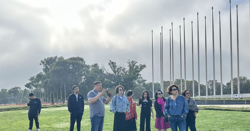 Vietnamese tourists standing outside the building of the Parliament of Australia. (Photo: VNA)