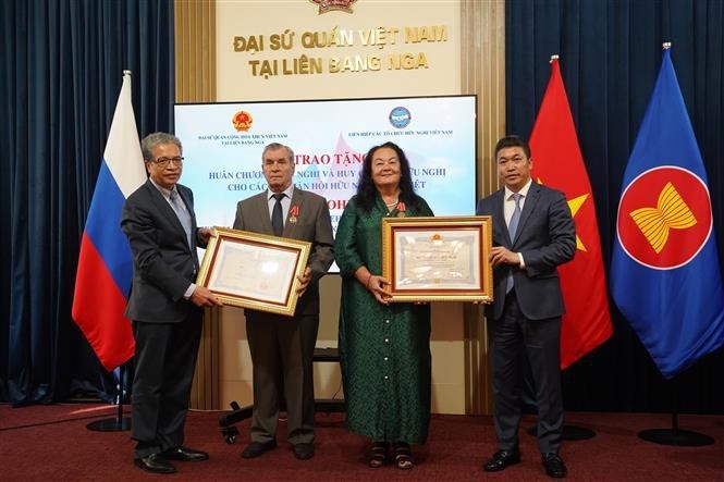 Vietnam's friendship orders are awarded to two vice presidents of the Russia-Vietnam Friendship Association, Regina Bundarina and Vladimir Ruvimov at a ceremony in Moscow on May 23. (Photo: VNA)