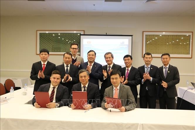 At the signing ceremony of the MoU on cooperation in building and implementing Nam Dinh's growth strategy in the near future between the provincial People’s Committee and SaiGonTel and Australia Global Consulting Ltd. (Photo: VNA)