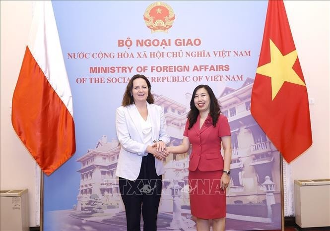 Deputy Minister of Foreign Affairs Le Thi Thu Hang (R) and Undersecretary of State at the Polish Ministry of Foreign Affairs Anna Krystyna Radwan-Röhrenschef at their meeting (Photo: VNA)