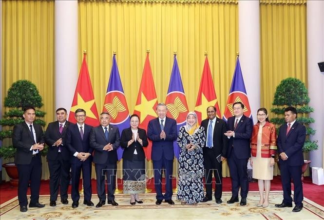 President To Lam (sixth from right) and diplomats (Photo: VNA)