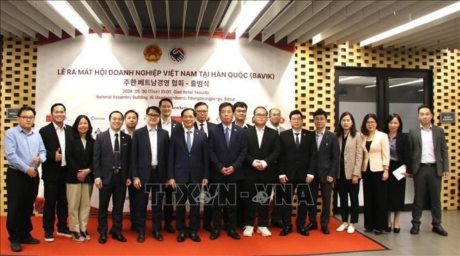 Minister of Foreign Affairs Bui Thanh Son and representatives of Vietnamese intellectuals in the RoK (Photo: VNA)
