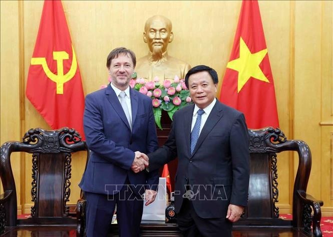 Director of the Ho Chi Minh National Academy of Politics (HCMA) and Chairman of the Central Theory Council Nguyen Xuan Thang (R) and Ambassador of Hungary Baloghdi Tibor (Photo: VNA)