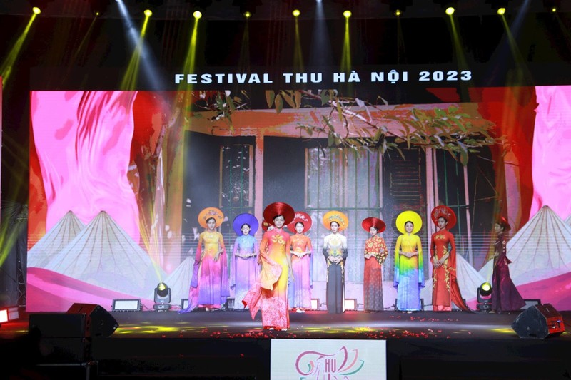 Cultural performance at the Hanoi Autumn Festival 2023. (Photo: hanoimoi.vn)