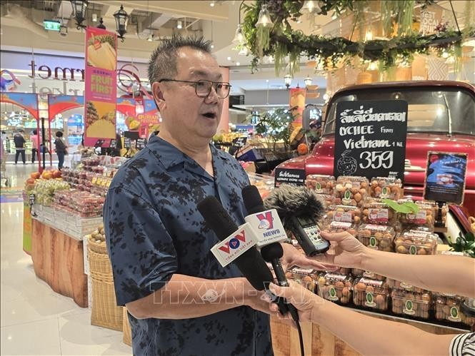 Pumin Piyawanich, a representative of Ekthai company - the importer of lychees for sale at Gourmet Market - Siam Paragon commercial centre. (Photo: VNA)