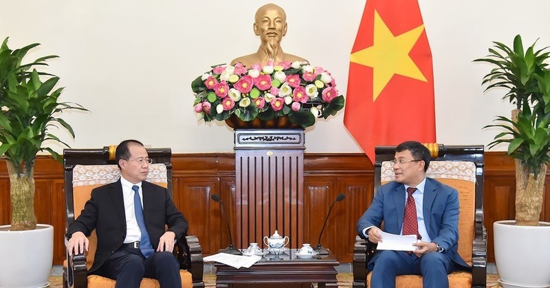 Standing Deputy Minister of Foreign Affairs Nguyen Minh Vu (R) and Vice Chairman of the Foreign Affairs Committee of the National People’s Congress of China Fu Ziying (Photo: VNA)