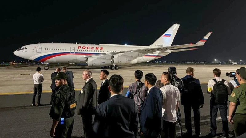 President Vladimir Putin's special aircraft landed at Noi Bai International Airport. (Photo: TASS)