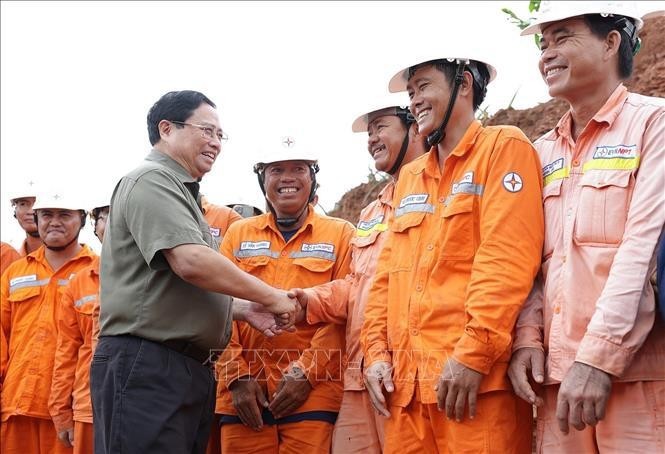 Prime Minister Pham Minh Chinh meets engineers and construction workers of the project. (Photo" VNA)