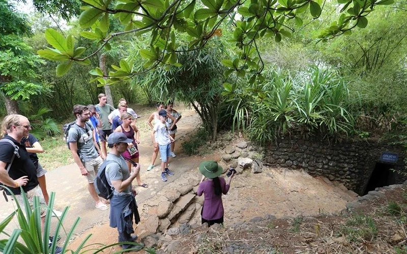 Tourists visit Vinh Moc Tunnels. (Photo NHAT ANH)