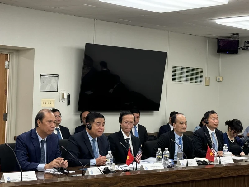 Minister of Planning and Investment Nguyen Chi Dung (front, second from left) and other members of the Vietnamese delegation at the dialogue (Photo: VNA)