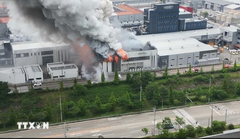 The blaze at an lithium battery factory in Hwaseong province, an industrial cluster 50km to the southwest of Seoul(Photo: Yonhap/VNA)