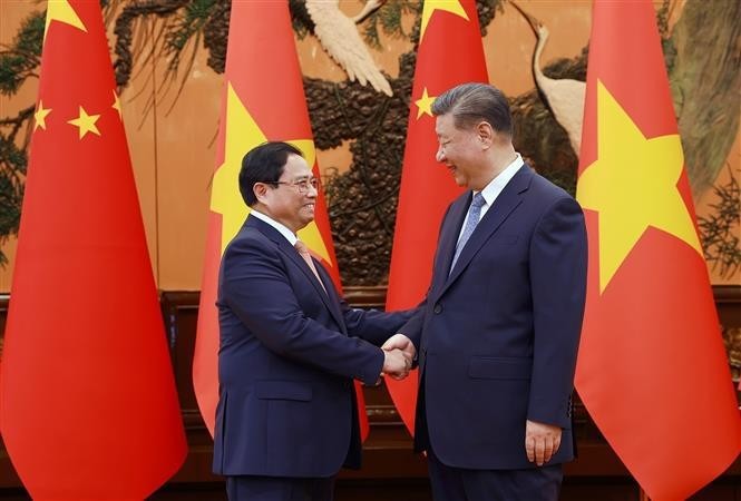 PM Pham Minh Chinh (L) and Chinese Party General Secretary and President Xi Jinping (Photo: VNA)