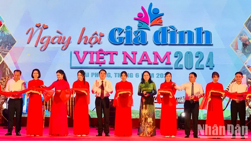 Leaders of the Ministry of Culture, Sports and Tourism and leaders of Hai Phong City cut the ribbon to open Vietnam Family Festival 2024.