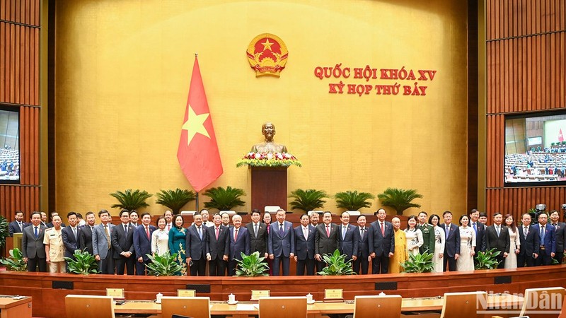 President To Lam, Prime Minister Pham Minh Chinh, Standing member of the Party Central Committee's Secretariat Luong Cuong, President of the Vietnam Fatherland Front (VFF) Central Committee Do Van Chien and National Assembly delegates attend the closing session of the 15th National Assembly’s seventh session.