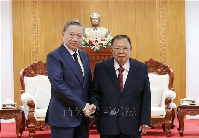 President To Lam (L) and former Party General Secretary and President of Laos Bounnhang Vorachith. (Photo: VNA)