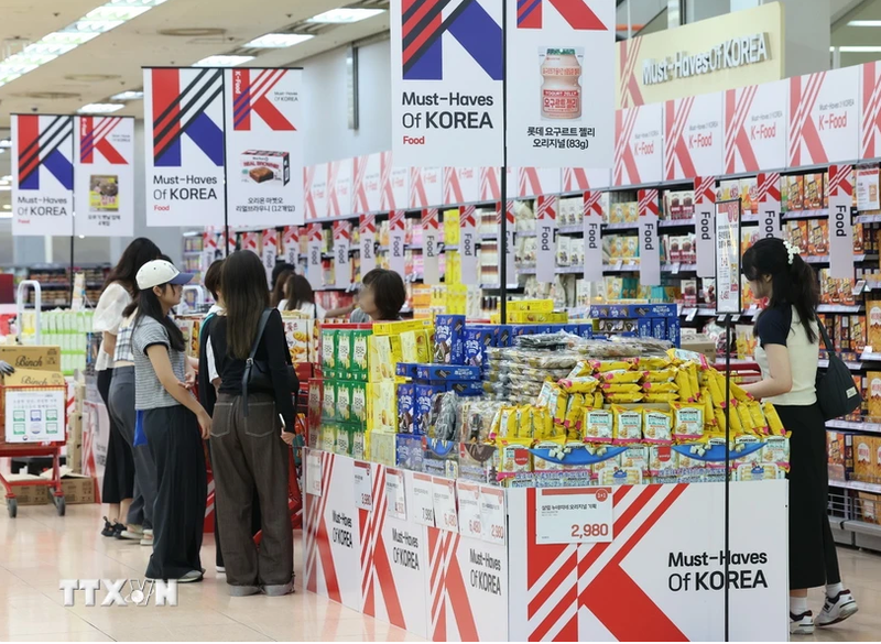 Shoppers at a Lotte Mart in Seoul. (Photo: Yonhap/VNA)