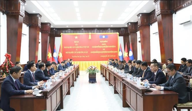 At the talks between Minister of Public Security Sen. Lieut. Gen. Luong Tam Quang and Lao Deputy Prime Minister and Minister of Public Security Gen. Vilay Lakhamphong in Vientiane on July 11. (Photo: VNA)