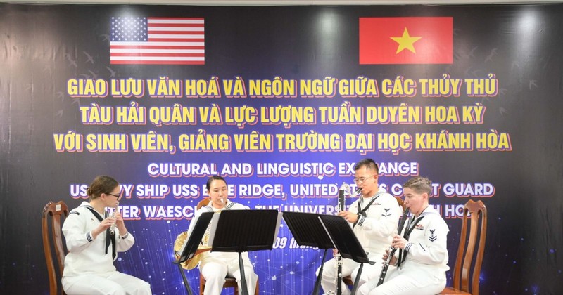 The 7th Fleet Band perform at a cultural and linguistic exchange at the University of Khanh Hoa on July 10. (Photo: baokhanhhoa.vn)