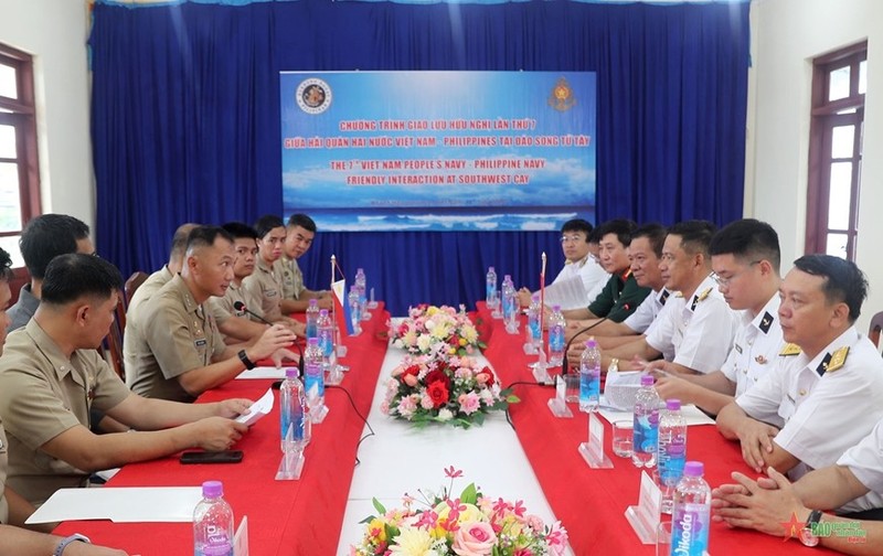 The naval forces of Vietnam and the Philippines meet to share information at the friendship exchange on Song Tu Tay Island on July 10. (Photo: qdnd.vn)