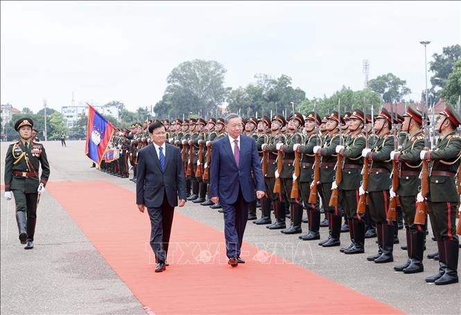 Vietnamese President To Lam and General Secretary of the Lao People’s Revolutionary Party and President of Laos Thongloun Sisoulith review the guard of honour (Photo: VNA)