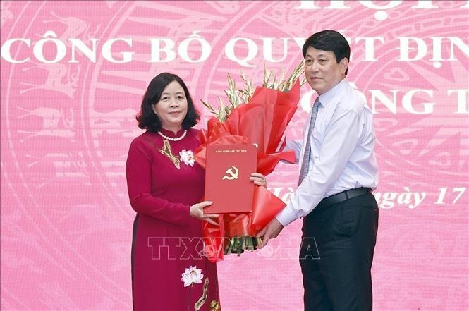 Politburo member Luong Cuong (R), who is also Permanent member of the Party Central Committee’s Secretariat, hands over the Politburo’s appointment decision to Bui Thi Minh Hoai at a ceremony held by the municipal Party Committee on July 17. (Photo: VNA)