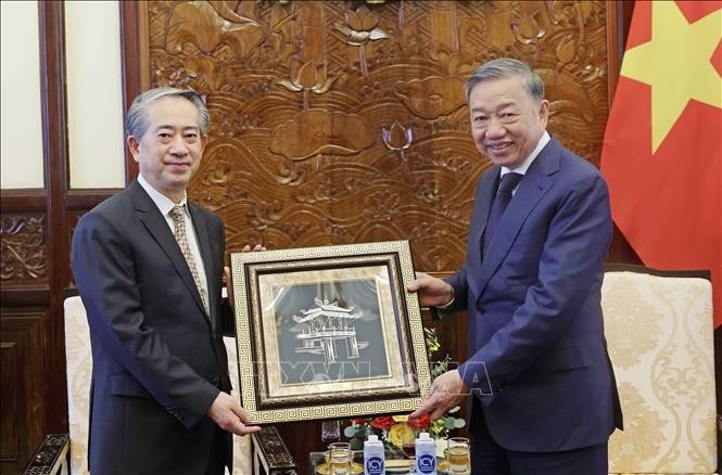 President To Lam (right) hosts a reception in Hanoi on July 17 for Chinese Ambassador to Vietnam Xiong Bo who came to say goodbye to the State leader at the end of his tenure. (Photo: VNA)