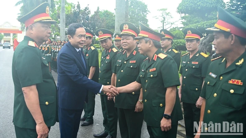 National Assembly Chairman Tran Thanh Man and leaders of Military Region 3 Command.