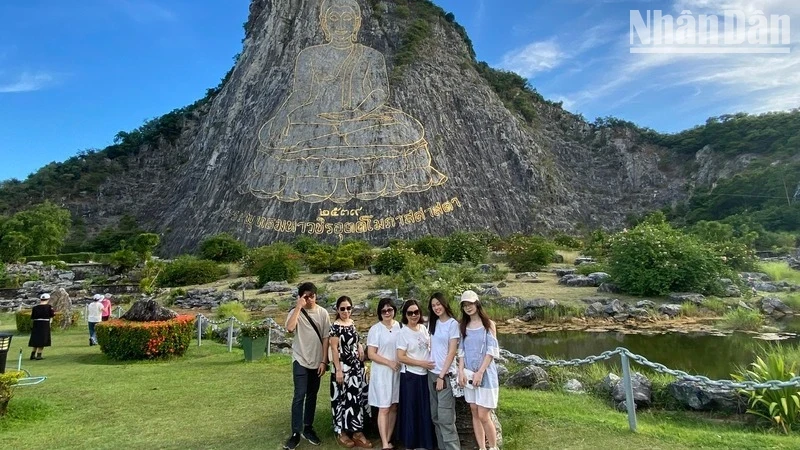 A group of Vietnamese tourists at Khao Chee Chan Golden Buddha Mountain, a tourist destination in Thailand, in June 2024. (Photo: XUAN SON)