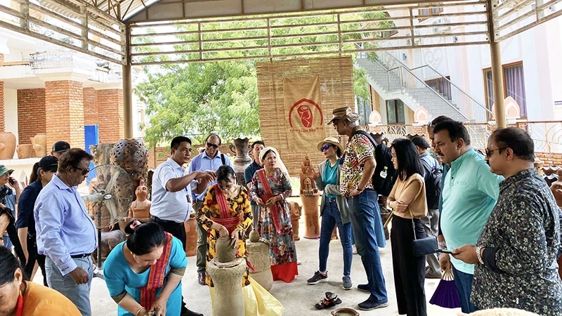 The farmtrip group includes Indian tourism businesses to visit and survey Bau Truc Pottery Village (Ninh Thuan). (Photo: PHUONG THAO)