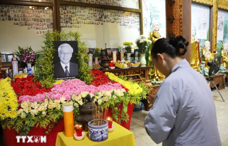 An OV offers incense to late Party General Secretary Nguyen Phu Trong. (Photo: VNA)